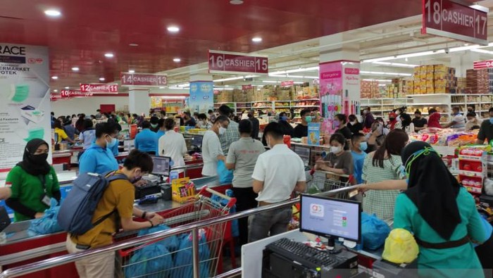 Batam Gelar PPKM Darurat, Para Warga Serbu Supermarket