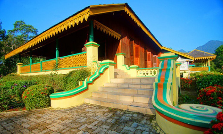 Istana Damnah dan Puing-Puing Kekuasaan Kerajaan Riau-Lingga