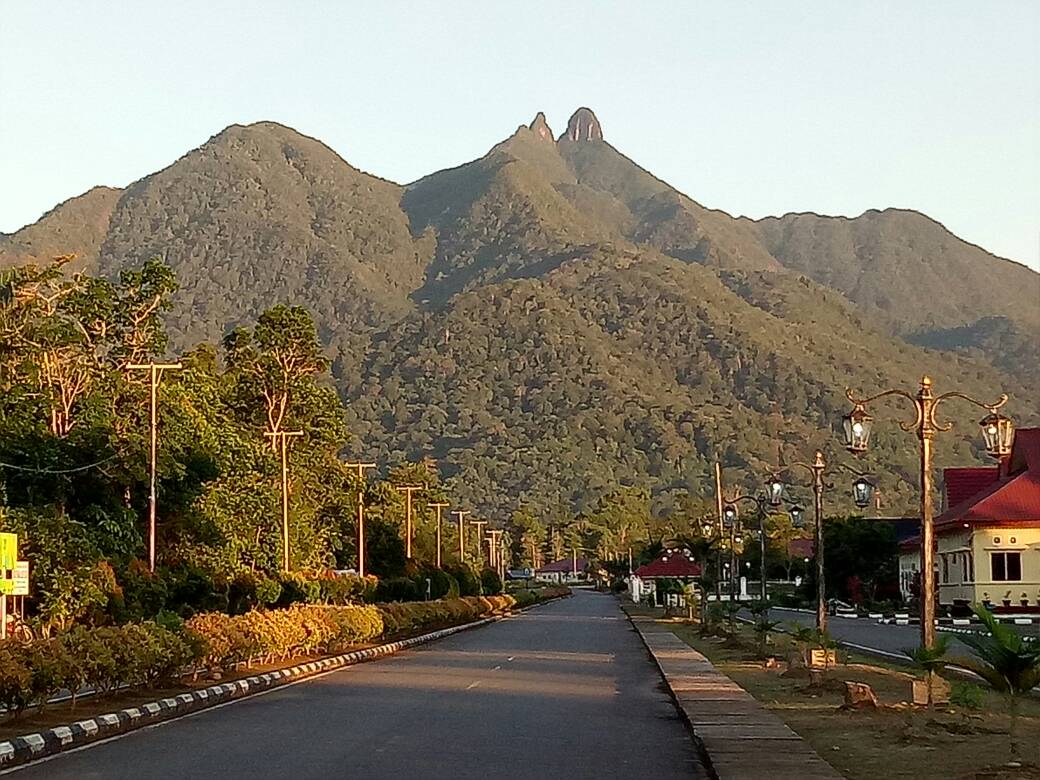 Legenda-Legenda yang Menyelimuti Patahnya Puncak Gunung Daik (2)