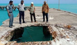 Dihantam Cuaca Ekstrem, Lantai Dermaga Utama di Pulau Midai Natuna Jebol