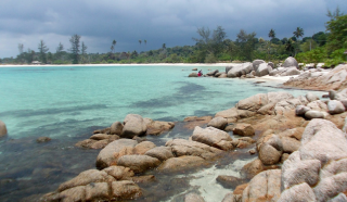 Menyambut Eloknya Senja di Pantai Trikora Bintan