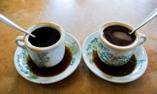 Teguk Hangatnya Kopi Hawaii Dalam Cangkir Keramik