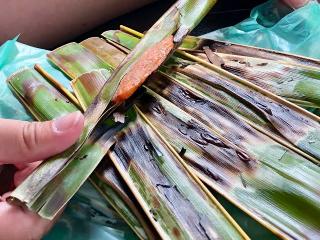 Otak-Otak Kawal, Teman Makan Siang Berwarna Cerah