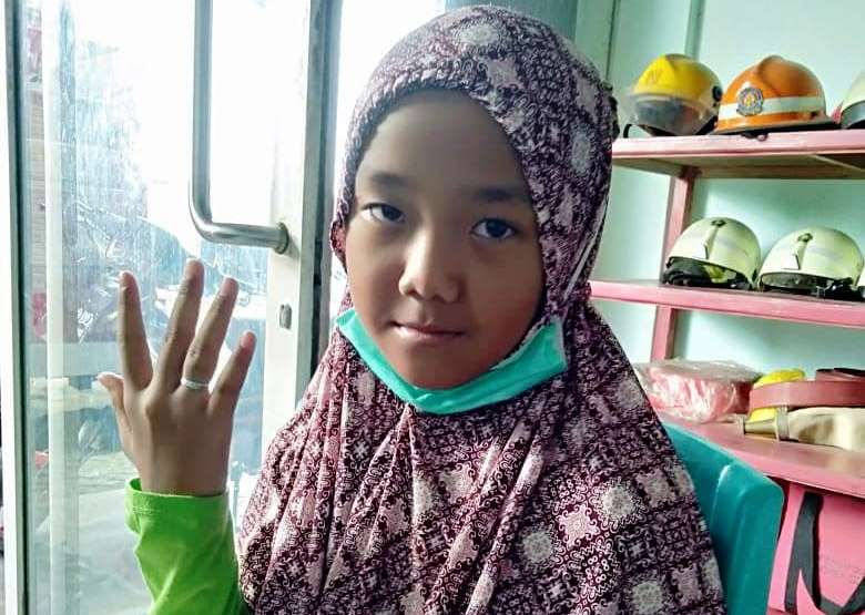 Tim Damkar Bintan Bantu Lepaskan Cincin yang Sempit di Jari Bocah 9 Tahun 