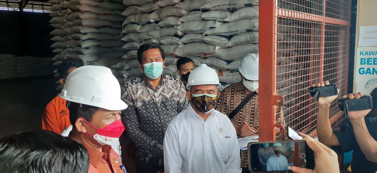 Pantau Gudang Bulog di Tanjungpinang, Menko PKM Ingatkan Kualitas Beras