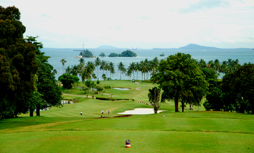 Belajar Bermain Golf di Padang Gold Sukajadi Batam Bertaraf Internasional
