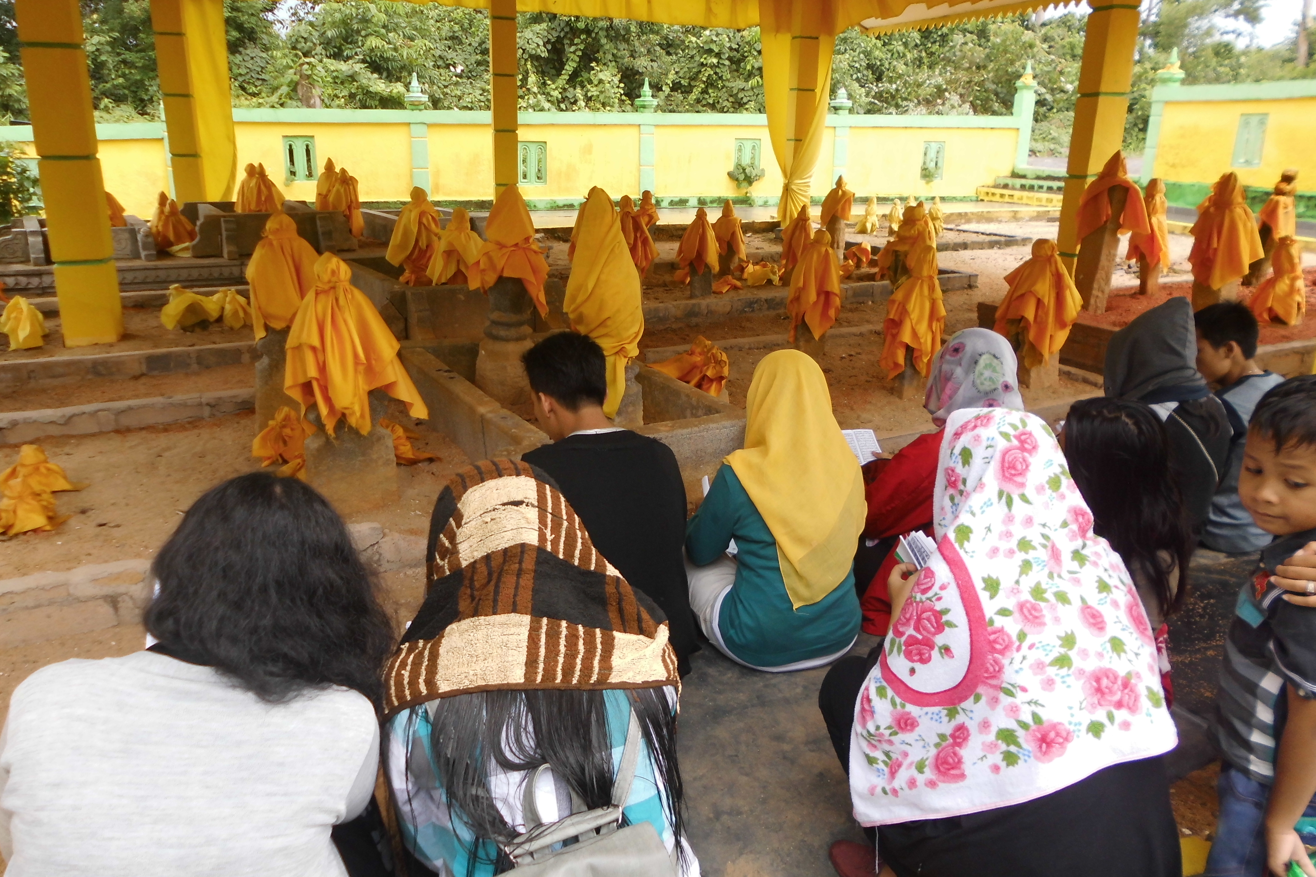 Wisata Religi ke Makam Nongsa Berkain Kuning di Batam