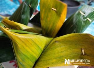 Sensasi Sarapan Nasi Dagang di Lingga yang Berbalut Daun Pisang