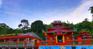 Terletak di Atas Tebing Berbatu, Ini Pesona Vihara Gunung Dewa Siantan