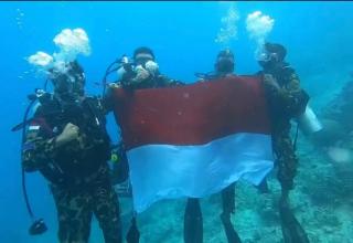 Merah Putih Berkibar di Bawah Laut Natuna