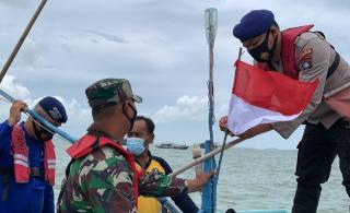 Indahnya Kapal Nelayan di Karimun Berhiaskan Bendera Merah Putih