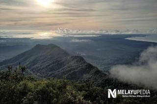 Jalur Ekstrem Menuju Puncak Batu Gajah di Lingga