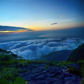 Berdiri di Atas Awan di Puncak Gunung Sepincan Kepri