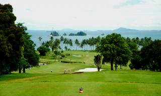 Belajar Bermain Golf di Padang Gold Sukajadi Batam Bertaraf Internasional