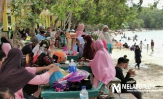 Pesona Pantai Pelawan dengan Panorama Alam yang Menawan