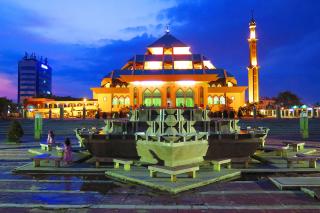 Unik, Masjid Agung Batam Bermimbar Limas Terbalik