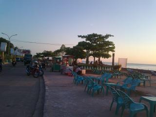 Bersantai Sore Sambil Berburu Jajanan di Anjung Cahaya Tanjungpinang