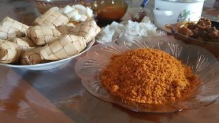 Sedapnya Sambal Lengkol Berpadu Ketupat Hangat