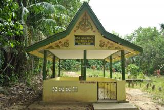 Makam Moyang Seraga dan Legenda Jumat Jadi Batu di Kampung Kandis