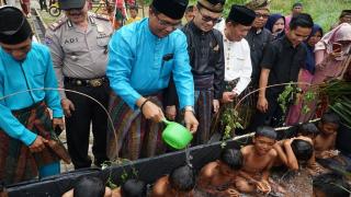 Sunat Mudim Khas Lingga, Pakai Bilah Bambu dan Ramuan Alami