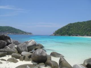 Pulau Berbentuk Sabit ini Bak Kolam Renang Raksasa di Anambas