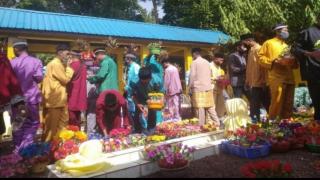 Mengenal Tradisi Merohon di Makam Marhum Bukit Batu