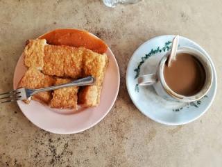 Cicipi Kopi Susu dan Roti Goreng Srikaya di Kedai Botan Karimun