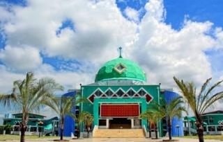 Asrinya Masjid Agung Karimun yang Dikelilingi Puluhan Pohon Kurma