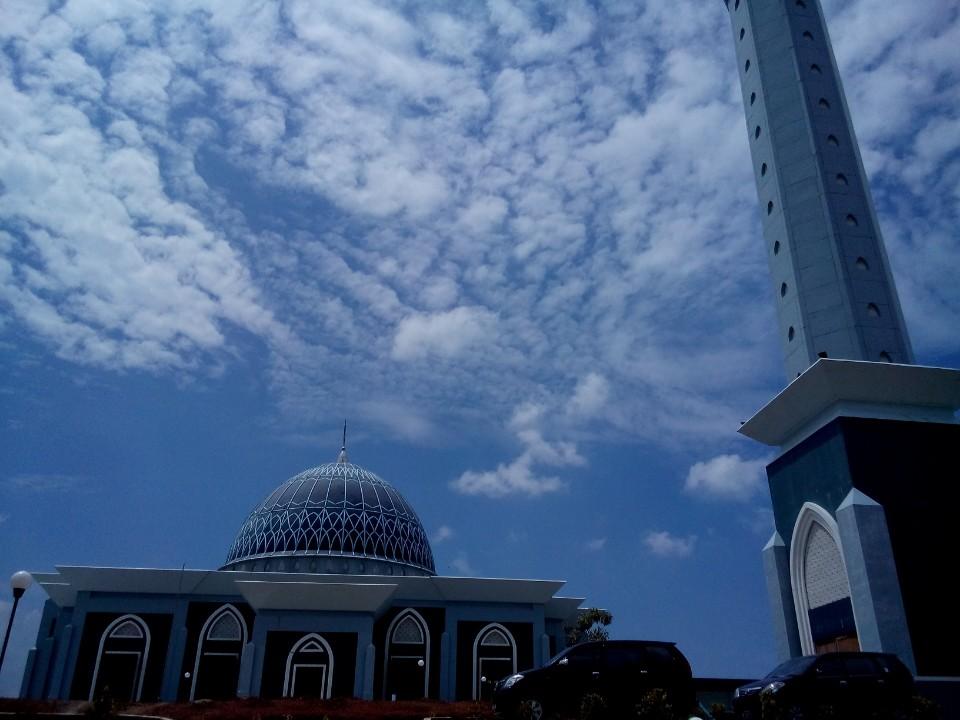 Mengagumi Indahnya Jembatan Dompak dari Masjid Raya Nur Illahi