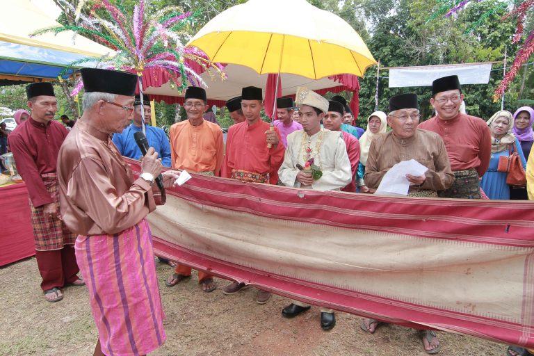 Tali Lawe, Adat Berbalas Pantun dan Berikan Uang Tebusan dari Pengantin