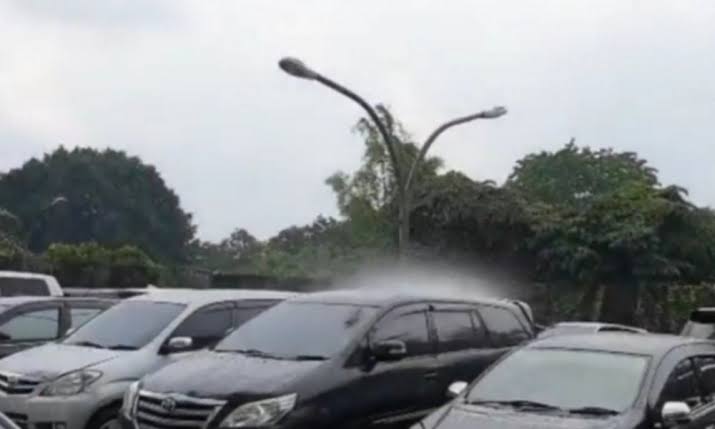 Viral Video Hujan Guyur 1 Mobil Saja, Ini Penjelasan BMKG Batam