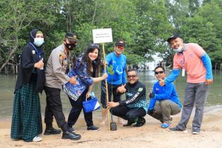 Aksi Tanam Mangrove ala Sekda Batam dan Astindo Kepri