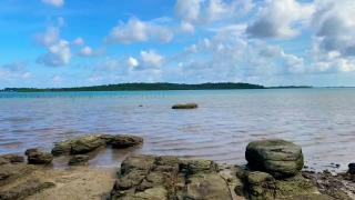 Serunya Kemping Ceria di Pinggir Pantai Batu Duyung Bintan