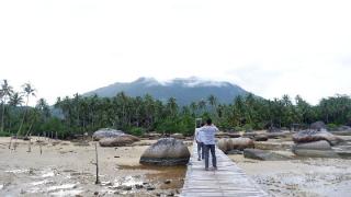 Melihat Keunikan Bebatuan Muncul dari Tanah di Tapak Natuna