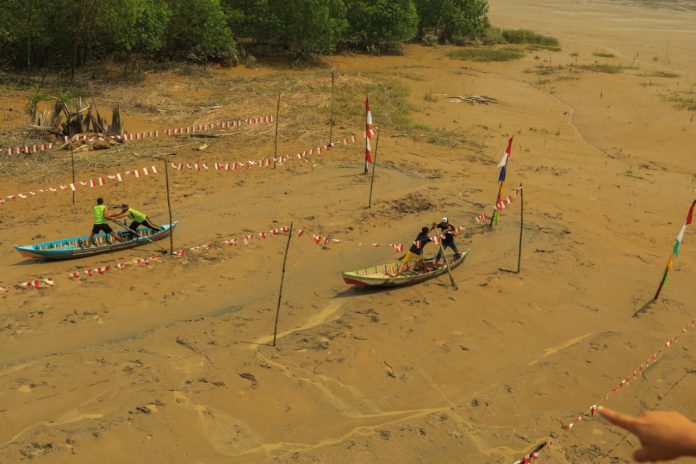 Serunya Bermain Pacu Sampan Leper di Inhil