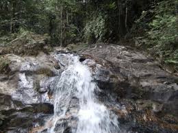 Sensasi Memanjat Air Terjun Pakai Tali, Ini Dia Eksotisme Alahan