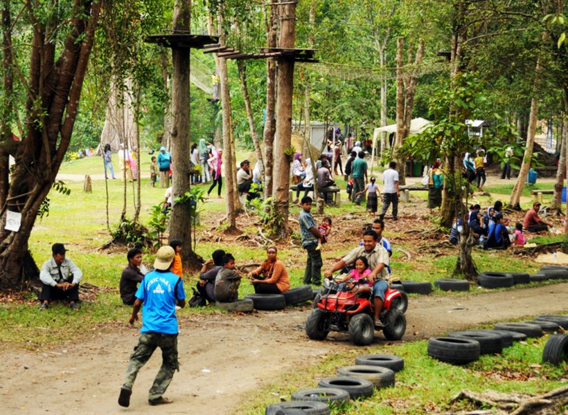 Memacu Adrenalin dengan Bermain Track Outbound di Bukit Naang