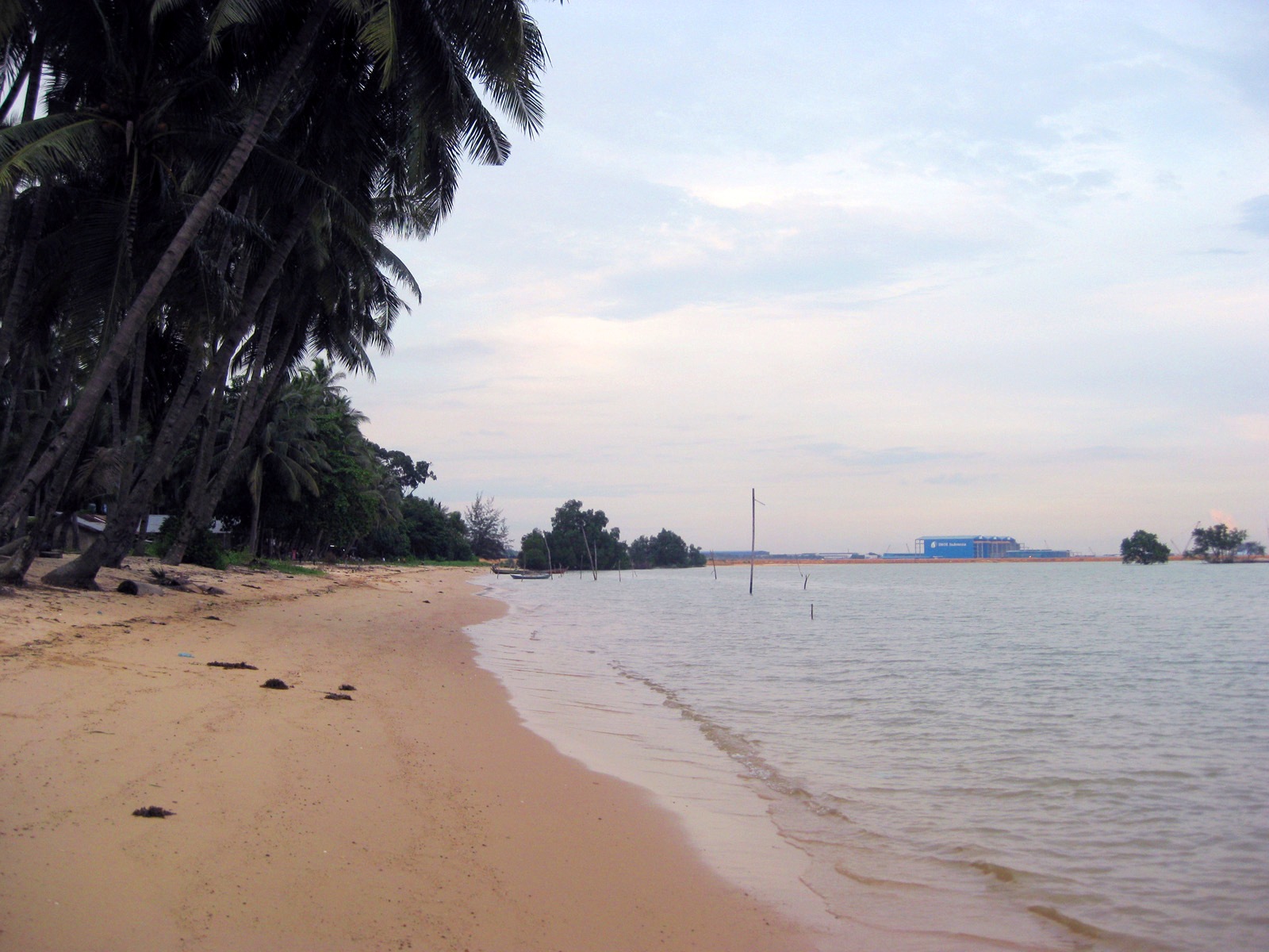 Pesona Keindahan Pantai Kampung Panau, Yuk Tahun Baruan di Sini