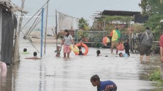 Anak-Anak di Karimun Asyik Main Air di Genangan Banjir Rob