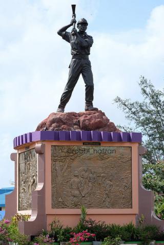 Di Kota Kijang, Ada Monumen Gagah Yang Pegang Palu Tambang