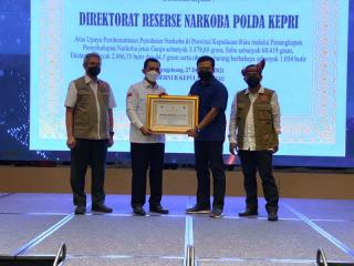 Ungkap Kasus Narkoba, Gubernur Berikan Award ke Ditresnarkoba Polda Kepri