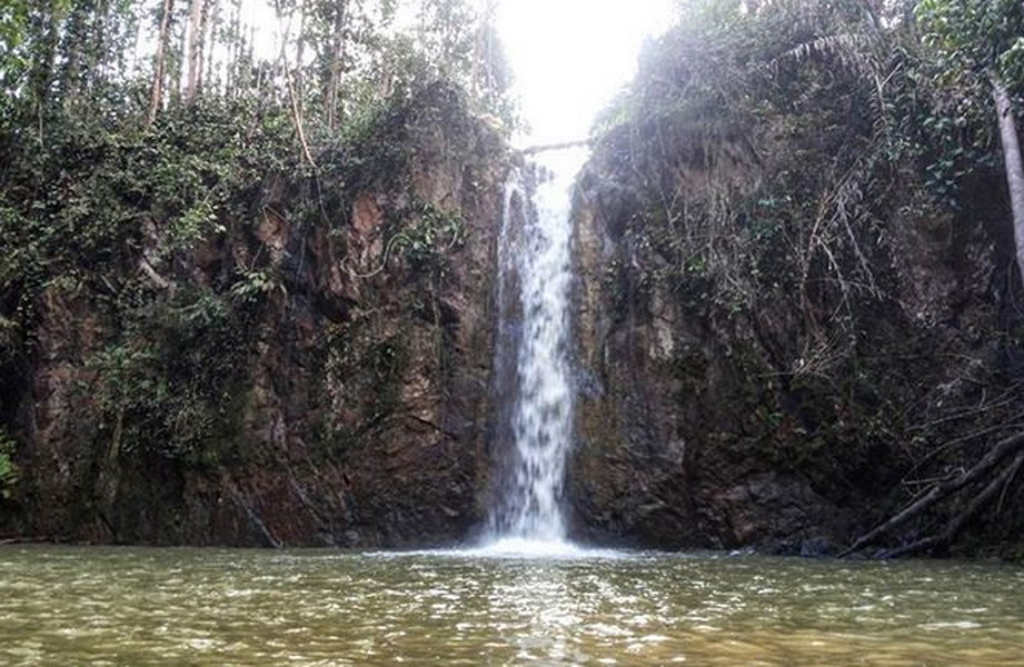 Kolam Dalam Berwarna Kebiruan, Air Terjun Pati Soni Bisa Jadi Pilihan