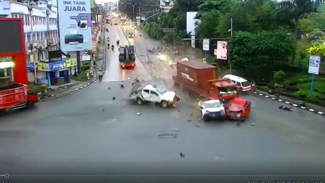 Rem Blong, Truk Kontainer Tabrak Puluhan Kendaraan di Balikpapan