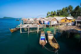 Memancing Sembari Menunggu Sunset di Pulau Penaah