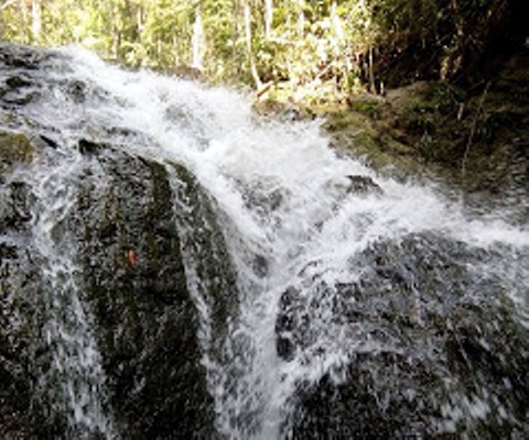 Memanjakan Mata di Objek Wisata Air Terjun Sakonda di Singingi