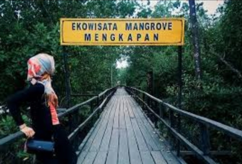 Romantisnya Pasang Gembok Cinta di Mangrove Mengkapan Bareng Pacar