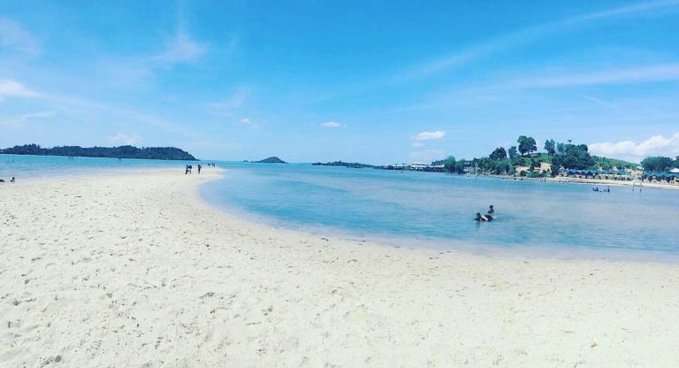 Pantai di Tengah Laut ini Tawarkan Pesona Pasir Putih Lembut