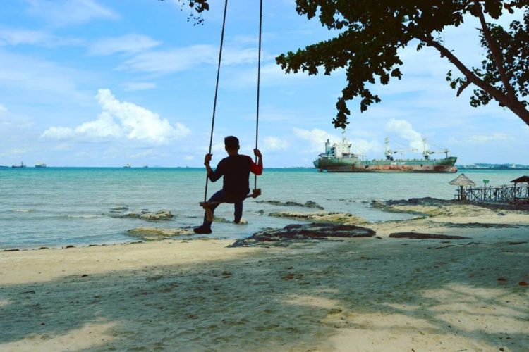 Melihat Indahnya Negeri Tetangga dari Pantai Dangas Batam