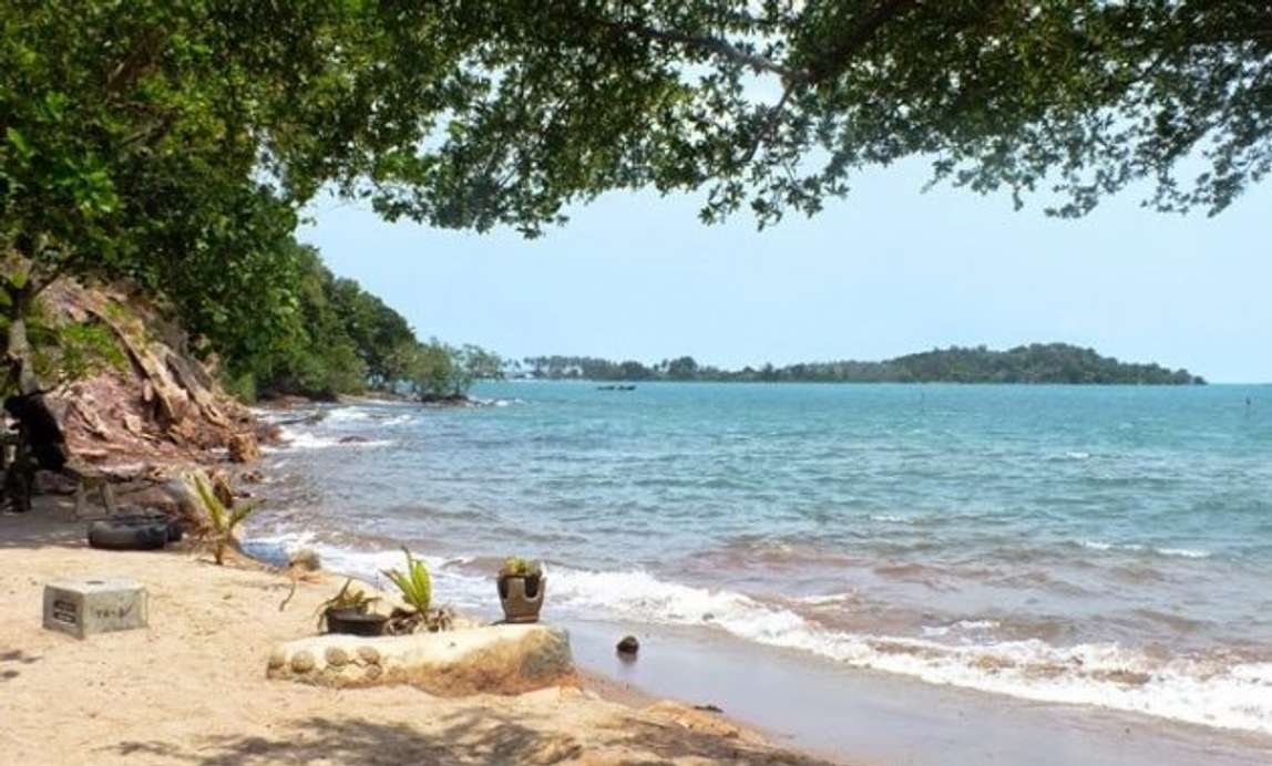 Pantai Tegar Bahari, Tawarkan Kubah Biru dan Oranye yang Mempesona