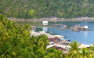 Bosan Menginap di Hotel, Bisa Dirikan Tenda di Pulau Keramut Lho !